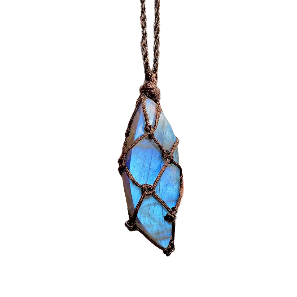 Wikinger Kristall Halskette aus echtem Labradorit | Handgefertigter MONDSTEIN Anhänger | Nordische Schmuckkunst von NORDSKULLS