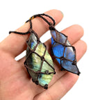 Zwei Labradorit Kristall Halsketten mit schimmerndem MONDSTEIN Effekt | Handgefertigte Wikinger Anhänger aus Naturstein | NORDSKULLS