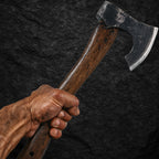 Nordaxt BLODOX – handgeschmiedete Wikinger-Axt mit Holzgriff, in kräftiger Hand gehalten