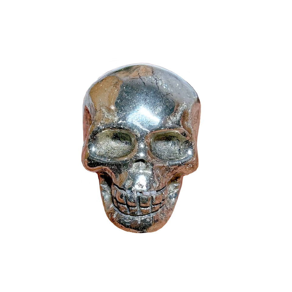 Glänzender Pyrit-Totenkopf auf weissem Hintergrund – massiver Wikinger-Schädel aus echtem Pyritstein, Symbol für Stärke, Mut, Schutz und nordische Handwerkskunst.