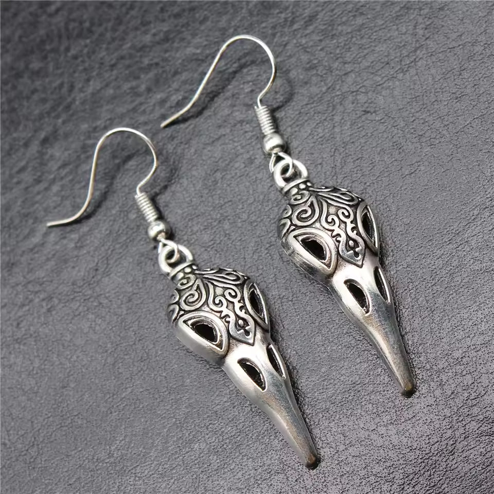 Edelstahl Raben Schädel Ohrringe im Wikinger Design auf Granit Untergrund.