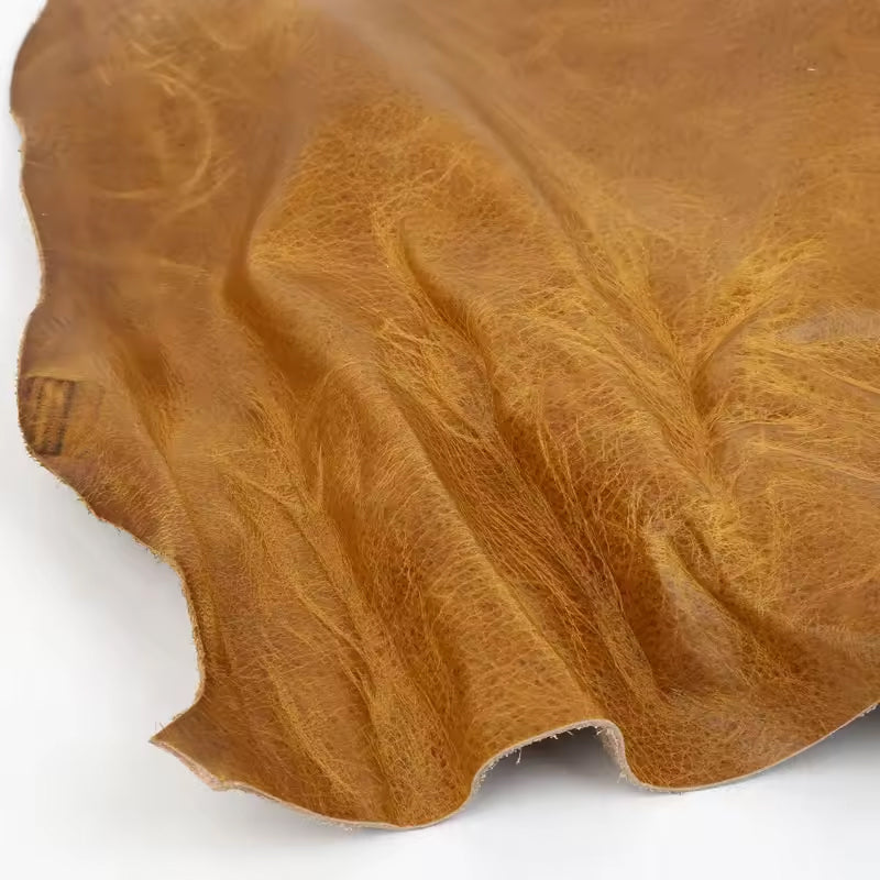 Glattes, braunes Echtleder mit markanter Maserung und natürlicher Oberfläche – robustes, langlebiges Material im authentischen Wikinger-Handwerksstil.