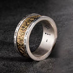 Runen Ring VIKING aus 925 Silber – edler Wikinger Silberring mit nordischen Runen, detailreiches Schmuckstück auf dunklem Stein Hintergrund fotografiert