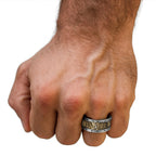 Runen Ring VIKING aus 925 Silber – getragen an einer muskulösen Hand, detailreiches nordisches Runen-Design, massiver Wikinger Silberring für Männer