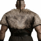 Nordskulls Wikinger Schulterfell – Rückseite getragen von Krieger mit Zopf, realistisches Fell in braun-grauer Struktur.