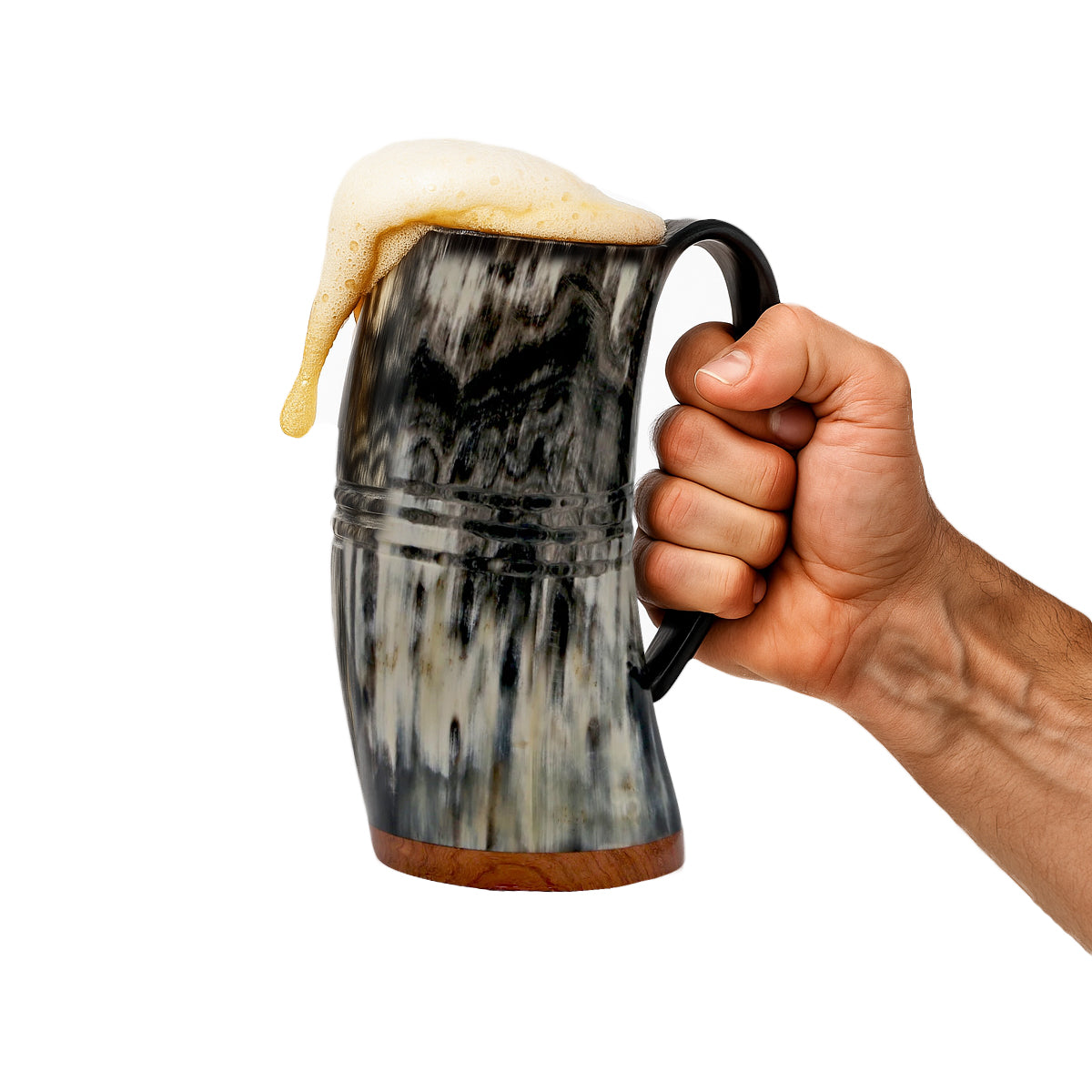 Wikinger-Hornbecher in Hand gehalten – robuster Trinkhumpen aus echtem Horn