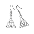 Hochglanzpolierte Triquetra Ohrringe aus Edelstahl auf weissem Hintergrund.