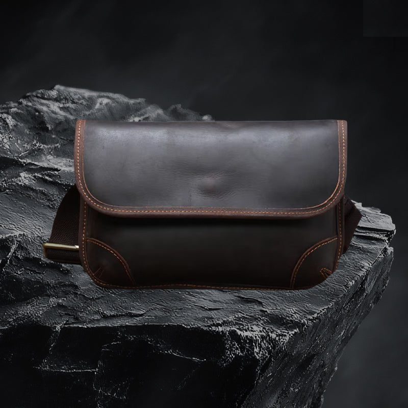 Echtleder Umhängetasche Herren – Produktansicht auf dunklem Steinfelsen