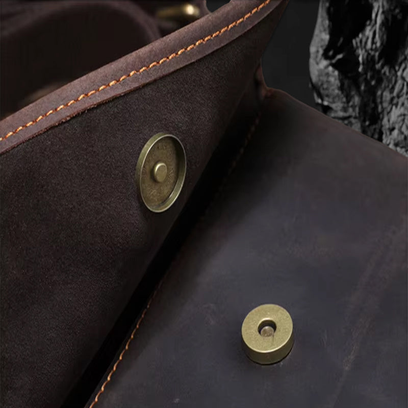 Echtleder Umhängetasche – Detailaufnahme Magnetverschluss mit Lederlasche