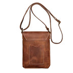 Rückseite der Umhängetasche aus echtem Rindsleder – Modell ODIN in Braun, mit Aussentasche und verstellbarem Schulterriemen, handgefertigt im Nordskulls Stil