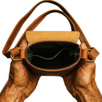 Geöffnete Umhängetasche aus echtem Rindsleder – Innenansicht des Modells ODIN in Braun, handgefertigt im Nordskulls Stil mit robusten Nähten und Messingbeschlägen