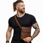 Herren Echtleder Tasche ODIN aus braunem Rindsleder, kompakte Umhängetasche Crossbody getragen, Seitenansicht