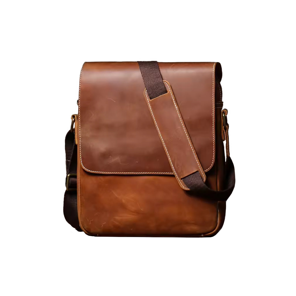 Umhängetasche aus Echtleder – Frontansicht mit Klappe