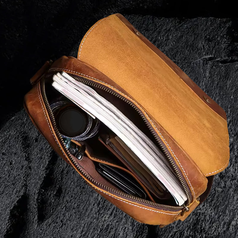 Umhängetasche aus Echtleder – geöffnete Tasche mit Innenfächern