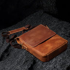 Umhängetasche aus Echtleder – liegend, geschlossene Ansicht