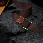 Umhängetasche aus Echtleder – Detailansicht des Trageriemens aus widerstandsfähigem Nylon auf schwarzem Steinfelsen