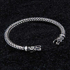 Viking Armring Oath Ring – robuster nordischer Armring aus Metall, inszeniert auf Lavagestein, ideal für Reenactment & Sammler