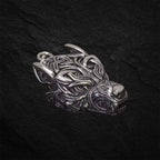 Detailaufnahme Wolfskopf-Amulett aus 925 Sterling Silber – Wikinger Schmuck auf dunklem Hintergrund