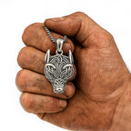 Starke Wikingerhand hält massives Wolfskopf-Amulett aus 925 Sterling Silber