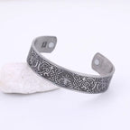 Wikinger Armreif Yggdrasil kaufen – nordischer Armreif mit Weltenbaum Symbol auf weißem Stein