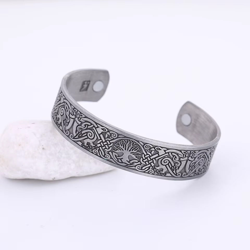 Wikinger Armreif Yggdrasil kaufen – nordischer Armreif mit Weltenbaum Symbol auf weißem Stein