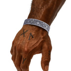 Wikinger Armreif Yggdrasil kaufen – nordischer Armreif mit Weltenbaum Symbol an tätowierter Wikinger-Hand