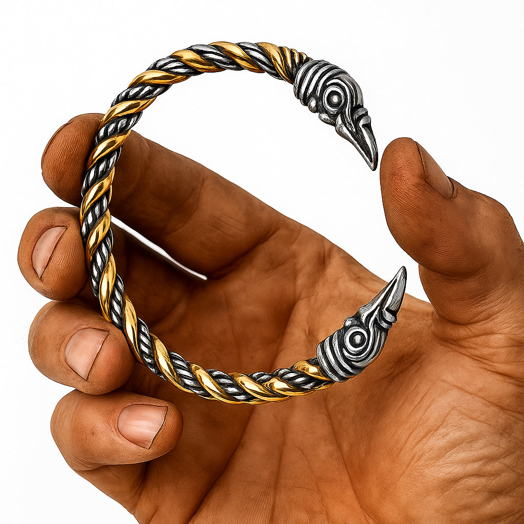 Wikinger Armring VIKING-OATH – zweifarbiges Edelstahl-Armband Gold-Silber im Raben-Look, gehalten in rauer Wikinger-Hand