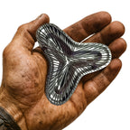 Rückseite einer nordischen Gewandnadel – Wikinger Brosche Celtic Brooch aus Metall mit Nadelverschluss, gehalten in einer rauen Wikingerhand, ideal für LARP & Reenactment