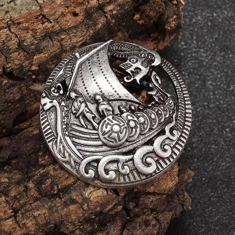 Runde Wikinger Brosche Celtic Brooch mit Wikingerschiff – nordische Gewandnadel aus Metall, detailreich graviert, ideal für LARP und Reenactment