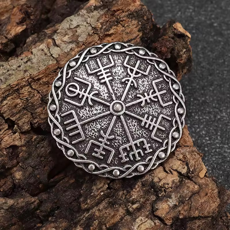 Runde Wikinger Brosche Celtic Brooch mit Runensymbolen – nordische Gewandnadel aus Metall, detailreich graviert, ideal für LARP und Reenactment
