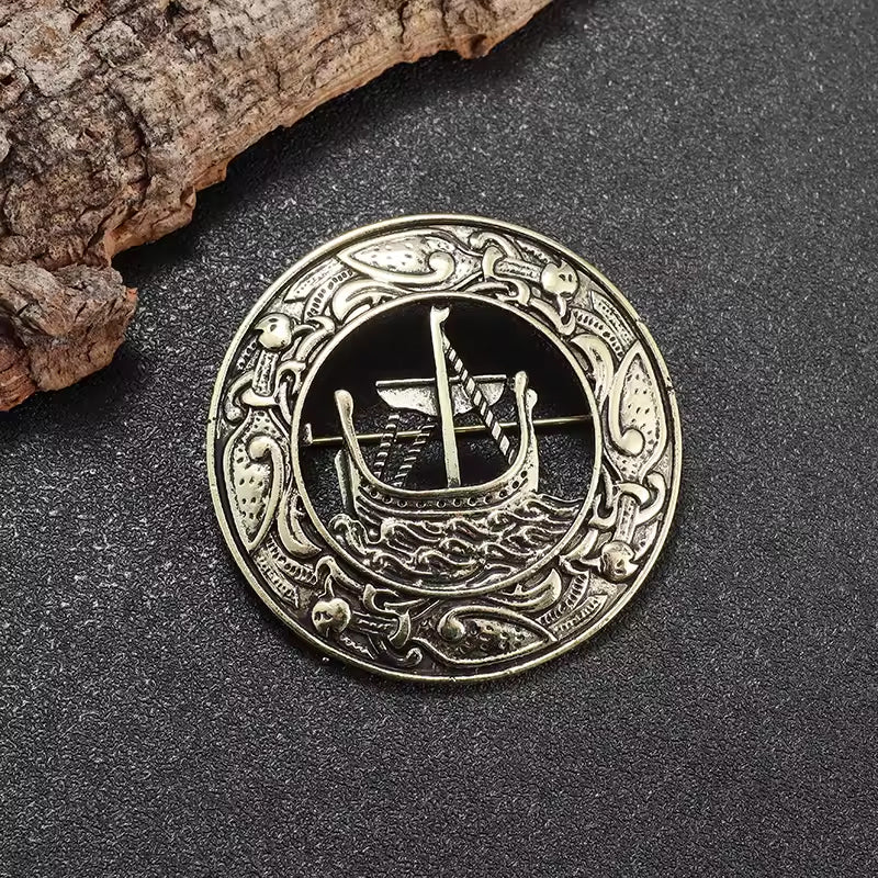 Runde Wikinger Brosche Celtic Brooch in Gold mit Wikingerschiff – nordische Gewandnadel aus Metall, detailreich graviert, perfekt für LARP und Reenactment