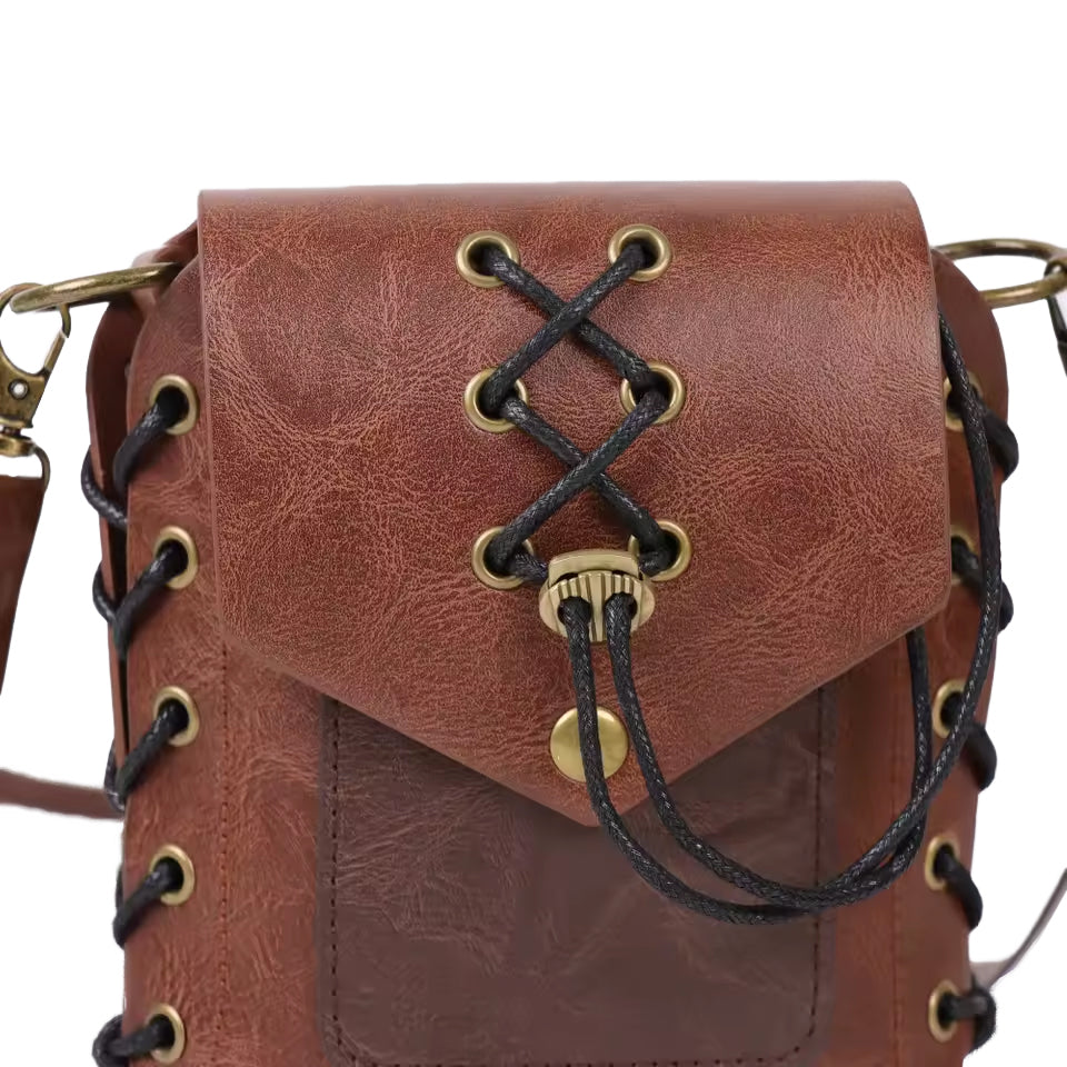 Vorderansicht der Wikinger Damen-Handtasche im LARP Stil – Faux-Leder mit schwarzen Schnürbändern und Metallverschluss