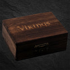 Wikinger-Holzkiste mit Gravur – Verpackung für den Armring VIKING-OATH von NORDSKULLS