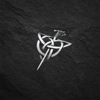 Nordische Haarnadel auf schwarzem Hintergrund – keltisches Design aus silbernem Edelstahl