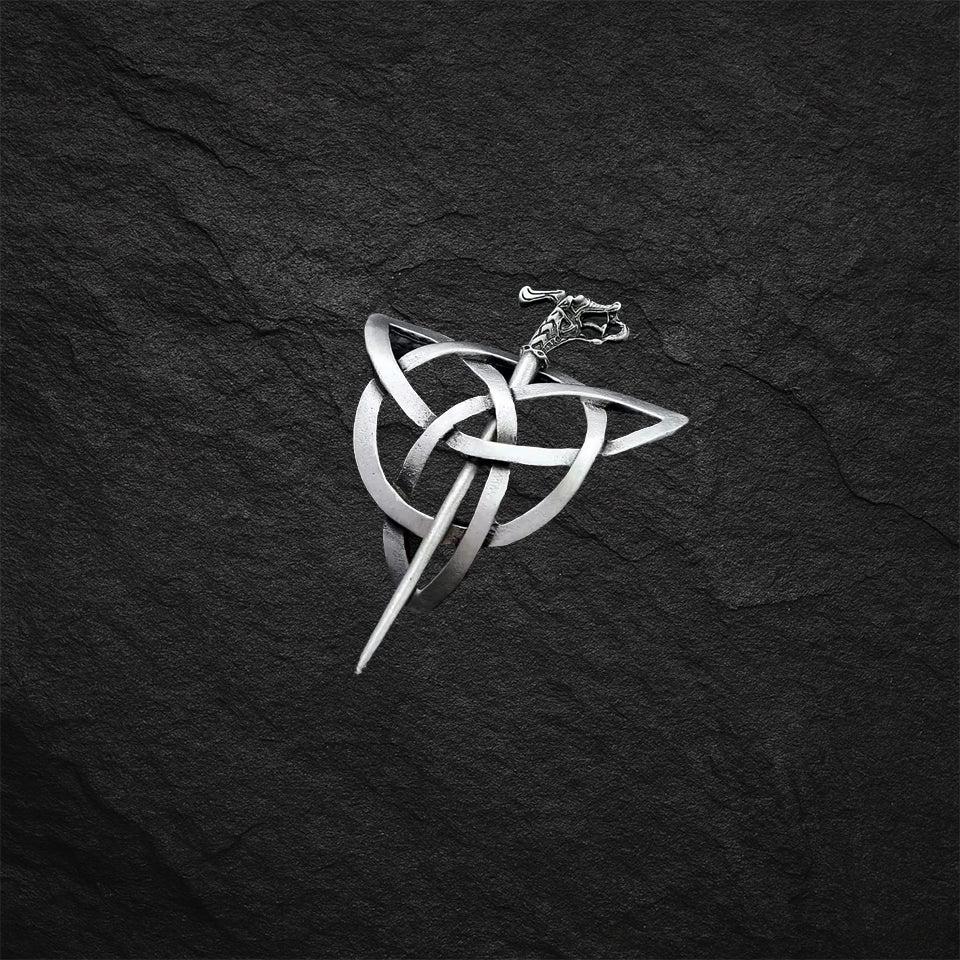 Nordische Haarnadel auf schwarzem Hintergrund – keltisches Design aus silbernem Edelstahl