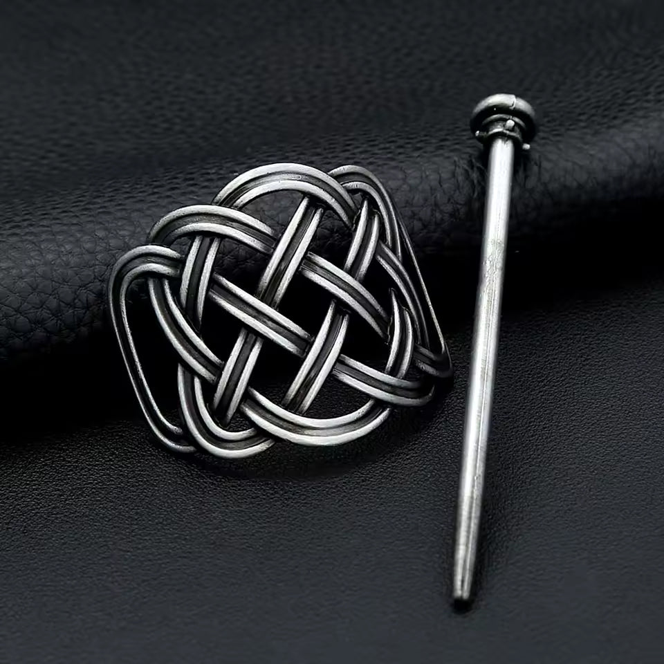 Antik-silberne Wikinger-Haarklammer mit Stab – nordisch auf schwarzem Leder