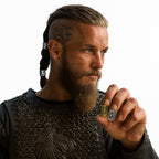 Wikinger mit Bart und geflochtenem Haar – trägt silberne Haarperlen mit Runen