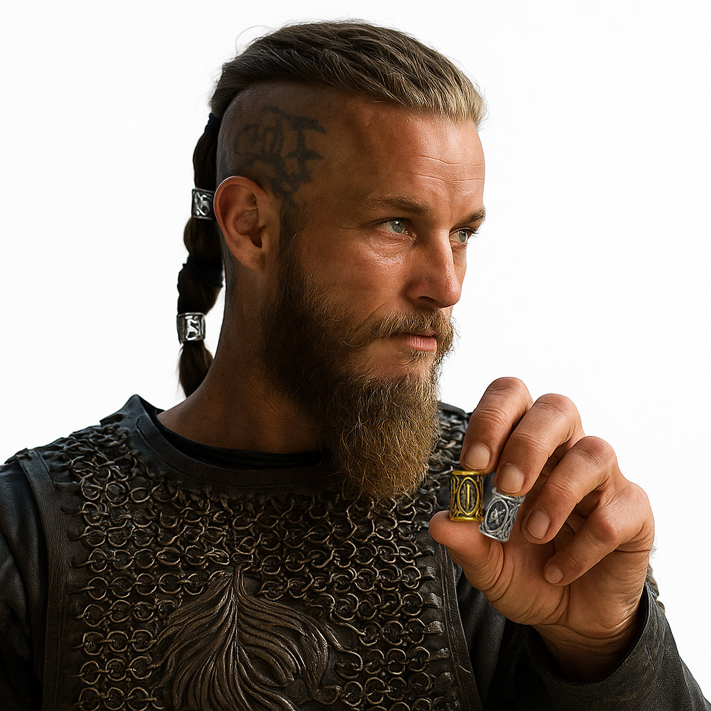 Wikinger mit Bart und geflochtenem Haar – trägt silberne Haarperlen mit Runen