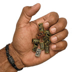 Hand mit Wikinger Haarperlen Rune – Goldfarben – Schmuckzubehör für Bart & Zöpfe