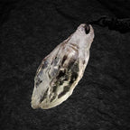 Kristall Anhänger der Wikinger Halskette aus echtem Naturstein | Handgefertigter klarer Kristall auf dunklem Hintergrund | NORDSKULLS