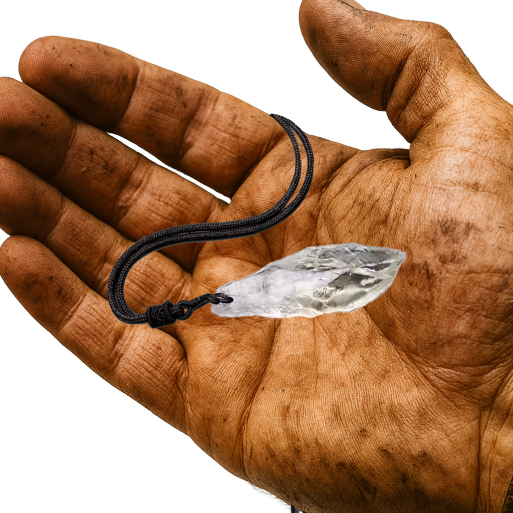 Wikinger Halskette mit klar geschliffenem Kristall Anhänger in Hand eines Kriegers | Handgefertigter Naturstein Schmuck | NORDSKULLS