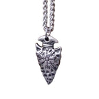 Vegvisir Arrowhead Wikinger Halskette aus poliertem Metall, detailreich graviert mit nordischem Schutzsymbol, vor weißem Hintergrund.