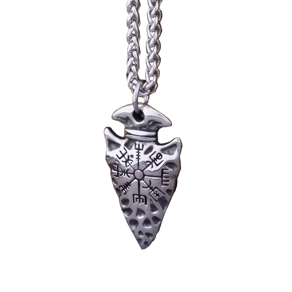 Vegvisir Arrowhead Wikinger Halskette aus poliertem Metall, detailreich graviert mit nordischem Schutzsymbol, vor weißem Hintergrund.
