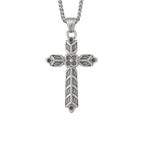 Wikinger Halskette RAGNARS CROSS – silberner Edelstahl Kreuzanhänger mit Ornamenten auf weissem Hintergrund.