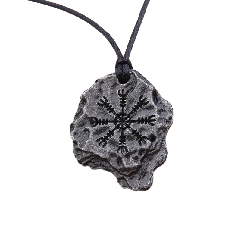 Wikinger Halskette Aegishjalmur – nordischer Runenanhänger in Eisenoptik, getragen in Männerhand