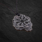 Wikinger Halskette Aegishjalmur – Runenanhänger in Eisenfarbe auf schwarzer Steinoberfläche