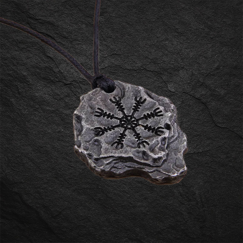Wikinger Halskette Aegishjalmur – Runenanhänger in Eisenfarbe auf schwarzer Steinoberfläche