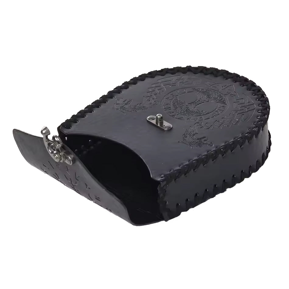 Detailansicht Wikinger Ledertasche FENRIR, handgefertigte Gürteltasche aus Leder, robust und authentisch.