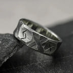 Makroaufnahme Wikinger Ring – Edelstahl Runenring, nordischer Viking Schmuck