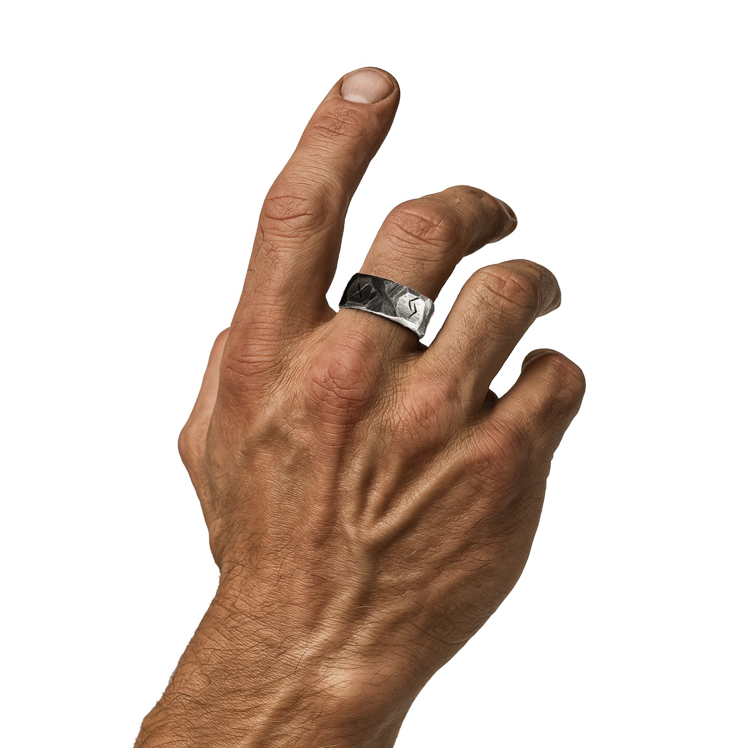 Männliche Hand mit Runenring – Wikinger Ring Edelstahl am Zeigefinger getragen